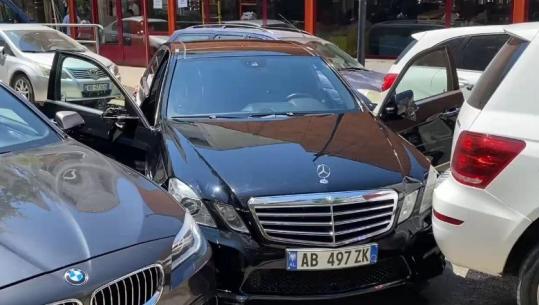 U përpoq t’u ikte ‘Shqiponjave’, përplas 4 automjete! Shoferi braktis makinën dhe ia mbath