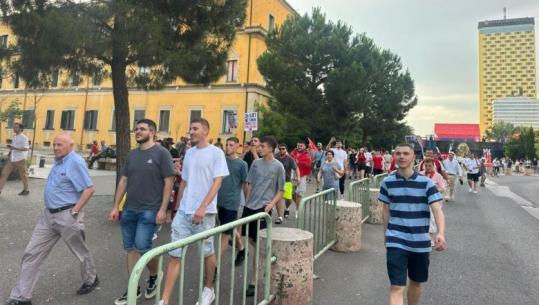Prej më shumë se 3 javësh protestë/ Qytetarët nisin marshimin drejt kryeministrisë, thirrje për dorëheqje të Ramës