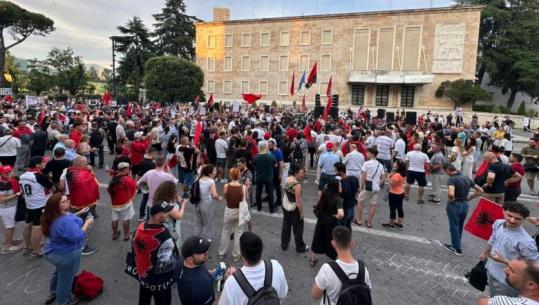 Prej më shumë se 3 javësh protestë te kryeministria, thirrje për dorëheqje të Ramës