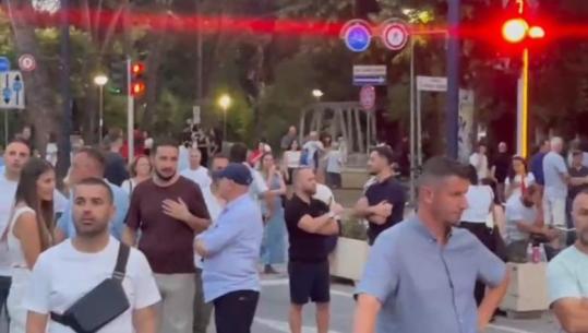Ish-deputeti i PD Ervin Salianji i bashkohet protestës së qytetarëve te kryeministria