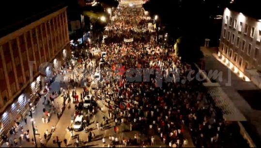 Qytetarët 3 javë në protestë/ Ish-luftëtari i UÇK-së lexon listën me kërkesat: Rama dorëheqje, qeveri teknike e kufizim të ushtrimit të mandatit të kryeministrit. Harrojnë fare Berishën