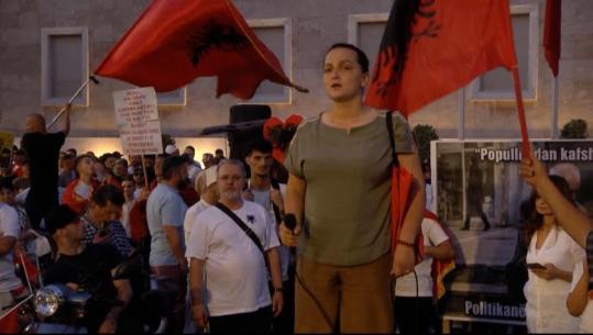 Aktivistja Kokaj nga protesta: Kërkojmë kontratë të re sociale të qytetarëve me shtetin! Në shesh jemi për pastrimin e shtëpisë sonë, jo për SHBA, Izraelin dhe Palestinën