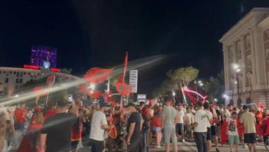 Pas marshimit nëpër Tiranë, qytetarët rikthehen përsëri te kryeministria! Paralajmërojnë të kalojnë natën në bulevard