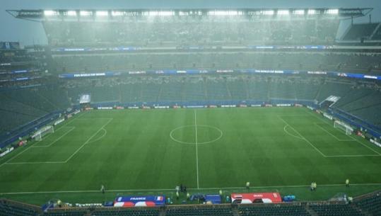 Botërori 2026/ Ndodh për herë të parë këtë edicion, ndërpritet për shkak të motit të keq ndeshja mes Francës dhe Irakut