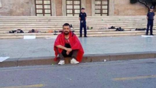 Rama dedikim protestuesit të ulur para zyrës së tij: Tek ty shoh veten time dhe vështirësitë e hallet e tua