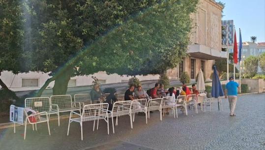 Një grup protestuesish e kalojnë natën poshtë zyrës së Ramës, policia bllokon një segment rrugor të bulevardit