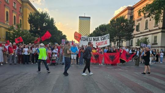 Dita e 24-t e protestës, nis marshimi drejt Kryeministrisë! Qytetarët kërkojnë dorëheqjen e Qeverisë