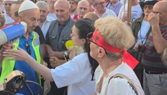 Qytetarja i kundërvihet Arben Kolës: Ju i përzutë emigrantët, po bie protesta çdo ditë! Ju na ndaloni të shkojmë te parlamenti! Aktivisti ia mbyll gojën me thirrje në megafon