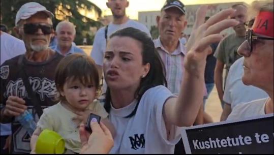 Dita e 24-t e protestës nis me incident, tubuesja i kundërvihet Arben Kolës: Po bie protesta çdo ditë, kush je ti që na drejton? Qytetarja: Po tallen me ne! Aktivisti ‘i hesht’ me megafon