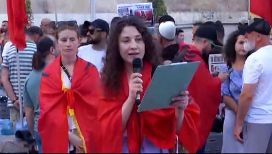 Protestuesja nga tubimi para Kryeministrisë: S’jemi në shesh për asnjë parti politike! Nuk kemi ‘përplasje’ fetare! Jemi për të mirën e Mëmëdheut