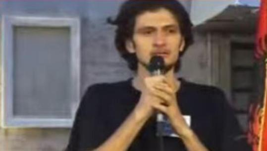 Protestuesi pyetje publike për Ambasadën e SHBA: Kam marrë kërcënime në emrin tuaj! Pse kështu i trajtoni të rinjtë shqiptarë ju, me kërcënime dhe intimidime?