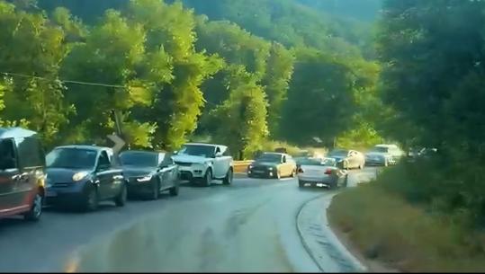 Aksi Librazhd-Prrenjas ‘nuk gjen qetësi’, reshjet e shiut shkaktojnë problematika! Inerte dhe baltë në rrugë, vështirësohet qarkullimi i mjeteve
