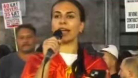 Qytetarja nga protesta para Kryeministrisë: Ikëm në emigrim, pasi mamin tim e hoqën nga puna në arsim