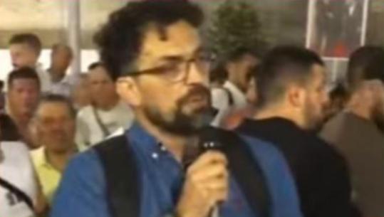 Qytetari përlotet në tubimin para Kryeministrisë: Para se të nisnin protestat, isha dorëzuar! Faleminderit që më ngritët nga gjumi