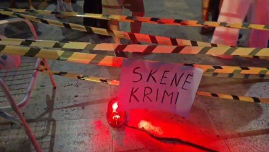 ‘Skenë krimi’, protestuesit vendosin sirena policie para kryeministrisë