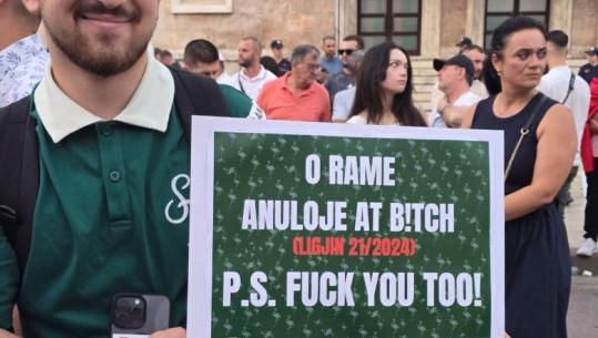 ‘F*ck you too’, protestuesit i kthejnë përgjigje Ramës përmes pankartave