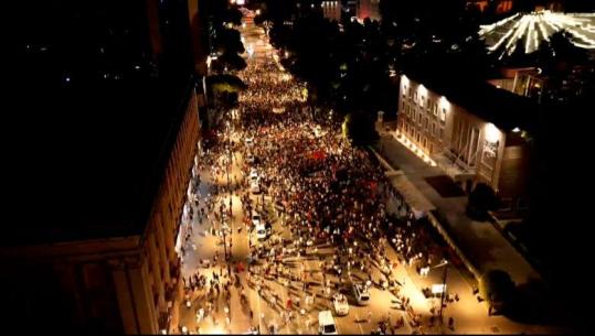 Protesta para kryeministrisë, përsëriten kërkesat e paraqitura nga Goxhaj! Tubuesja i kundërvihet Arben Kolës: Po biem çdo ditë, kush je ti që na drejton? Qytetarja: Po tallen me ne! (VIDEO)