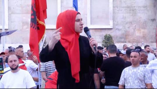 ‘Kryeministri po zvogëlohet i trembur’, protestuesja: Ka ardhur koha për lëvizje mbarëkombëtare