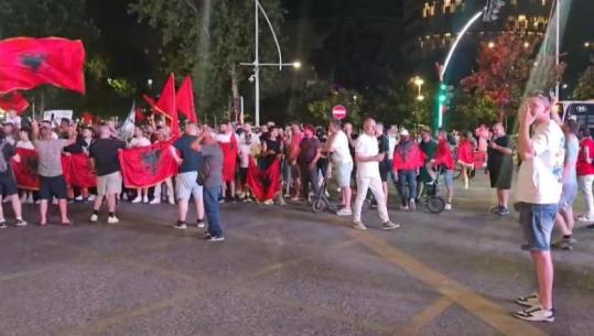 Protestuesit ndalen te ‘9-katëshet’, këndojnë himnin kombëtar