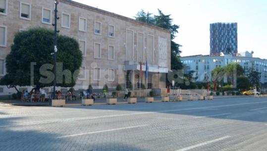 Një grup protestuesish vijon qëndresën, kalon natën poshtë kryeministrisë pas protestës
