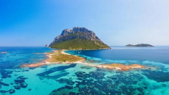 13 mijë euro metri katror për një vilë në Tavolara Bay, kush janë miliarderët pas projektit luksoz në Sardenja dhe çfarë fshihet pas klauzolës për ndihmë nga shteti