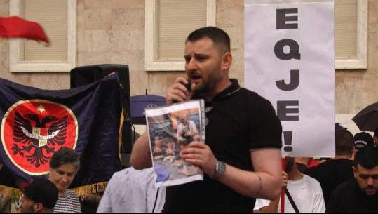 Protestuesi: Rama e Berisha për 36 vite i lirojnë karrigen njëri-tjetrit, janë pasuruar për vete e kanë shkatërruar të ardhmen e rinisë