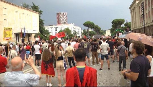Protesta në ditën e 25-të, qytetarët mblidhen para Kryeministrisë në shi, përsëriten kërkesat drejtuar Ramës: Jep dorëheqjen