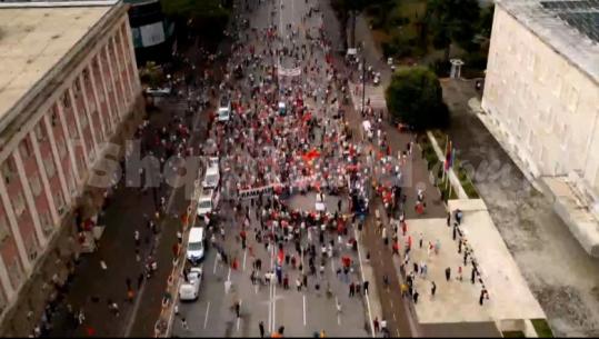 Protesta në ditën e 25-të, qytetarët mblidhen para Kryeministrisë në shi, përsëriten kërkesat drejtuar Ramës: Jep dorëheqjen
