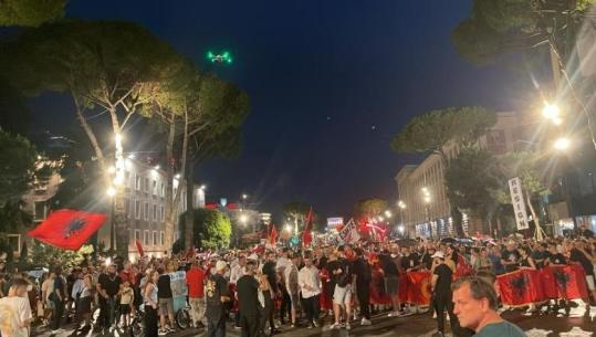 Përfundojnë fjalimet, protestuesit nisin marshimin në rrugët e Tiranës