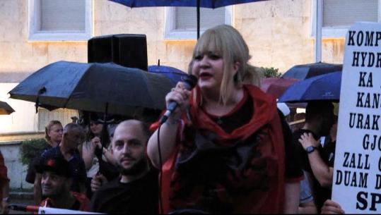 Sopranoja nga Opera e Bordosë në Francë i bashkohet protestës para Kryeministrisë: Jam stërmbesa e priftit që ju pre koka nga grekët sepse foli shqip
