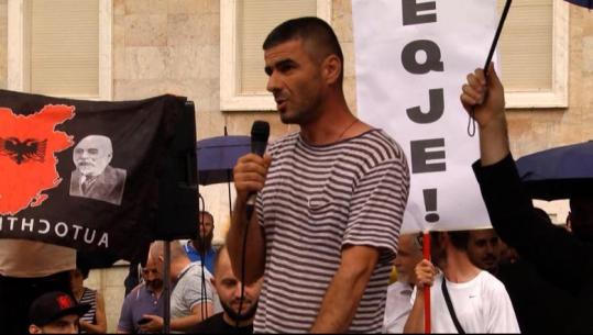 Qytetari nga Skrapari në protestë: Sali Berisha është një gomar që ndau Veriun nga Jugu!