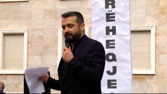Protestuesi rilexon kërkesat gjatë tubimit para Kryeministrisë: Do bllokojmë institucionet, nëse të korruptuarit nuk largohen!