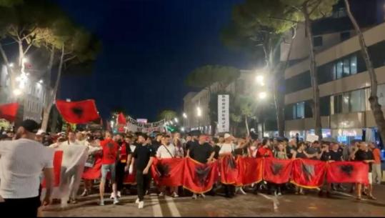 Përfundojnë fjalimet, protestuesit nisin marshimin në rrugët e Tiranës