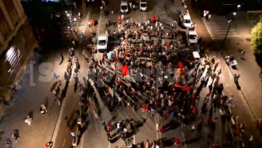 25 ditë protestë, përsëriten kërkesat drejtuar Ramës nga Goxhaj! Një grup protestuesish mblidhen për të kaluar natën para kryeministrisë