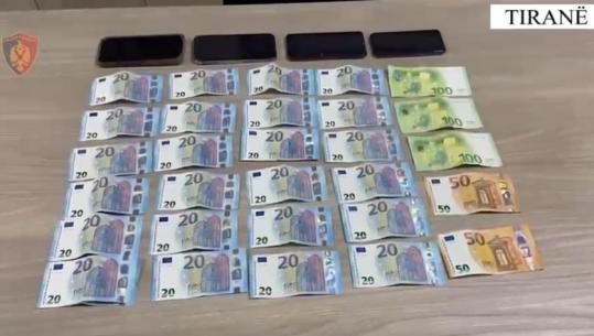 Nën kërcënimin e thikave, grabitën 900 euro dhe katër celularë në një shtëpi në Tiranë, policia arreston dy të rinj, në kërkim bashkëpunëtori
