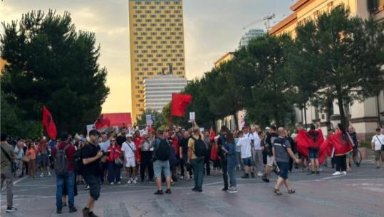 Qytetarët 26 ditë në protestë, vijon marshimi drejt kryeministrisë me thirrjen ‘Rama jep dorëheqjen’