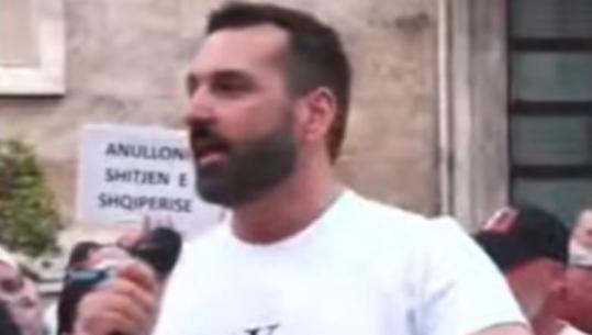 Protestuesi nga tubimi para Kryeministrisë: Nëse sot Shqipëria nuk del në protestë, këtu nuk do të mbetet më njeri!