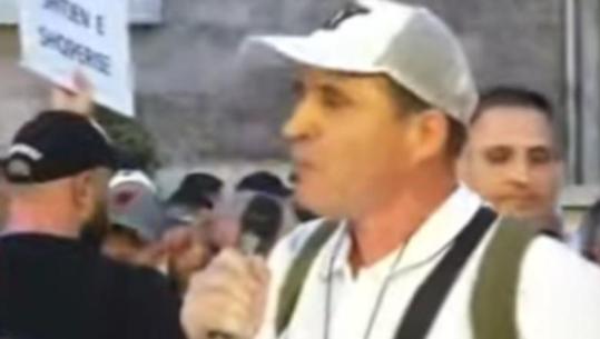 Nisi të fliste për ‘kultin e sionizmit’ në tubimin para Kryeministrisë, protestuesit i hiqet mikrofoni