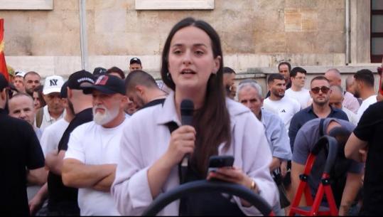 Protesta para Kryeministrisë, organizatorja Sidorela Vatnikaj rilexon kërkesat e paraqitura disa ditë më parë nga Dritan Goxhaj