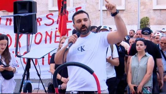 Ish-kandidati për deputet i 'Nisma Shqipëria Bashkë' nga tubimi para Kryeministrisë: Nëse sot shqiptarët nuk dalin në protestë, këtu nuk do të mbetet më njeri!