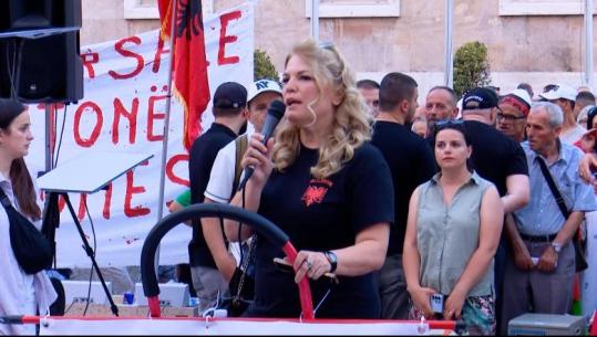 Emigrantja nga Toronto në protestë: Emigrimi po na ndan me njerëzit tanë! S’ja fal dot vetes që nuk isha në Shqipëri kur babai im mbylli sytë përgjithmonë