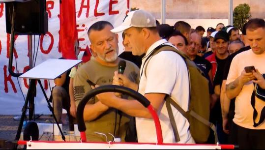 Nisi të fliste për ‘kultin e sionizmit’ në tubimin para Kryeministrisë, protestuesit i hiqet mikrofoni