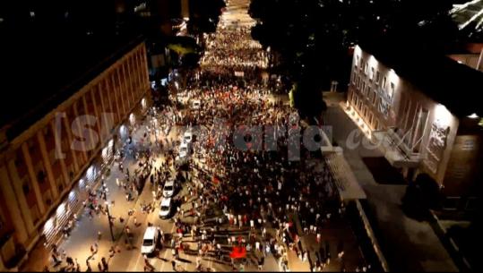 Qytetarët 26 ditë në protestë te kryeministria, rilexohen kërkesat drejtuar Ramës e qeverisë nga Goxhaj! Nis marshimi nëpër Tiranë