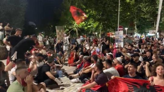Protestuesit ulen në tokë përpara Parlamentit, thirrje kundër politikanëve