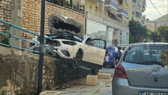 Aksident në Sarandë, ‘Benz’-i përfundon jashtë rrugës, përshkohet mes përmes nga barrierat