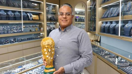 I biri ndërtoi me LEGO trofeun e Botërorit, argjendari në Dubai e vesh me 900 diamante e flori 18 karatë! Vlera arrin në 81 mijë dollarë