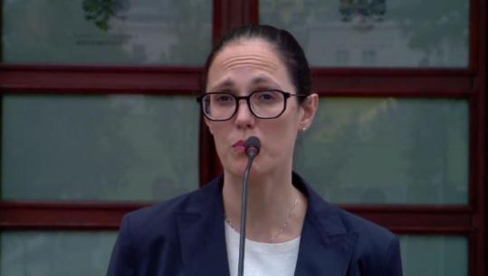 Ministrja Ibrahimaj njofton vendimet e Qeverisë mes thirrjeve të protestuesve para Kryeministrisë: 850 mijë qytetarë na votuan për drejtimin e vendit
