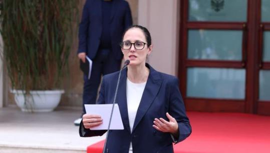 Ministrja Ibrahimaj njofton vendimet e Qeverisë mes thirrjeve të protestuesve para Kryeministrisë: 850 mijë qytetarë na votuan për drejtimin e vendit