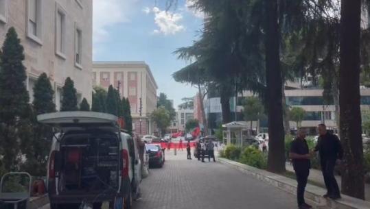 Mbledhja e Qeverisë/ Protestuesit mblidhen para godinës së Kryeministrisë, ndërkohë që pritet dalja e ministrave