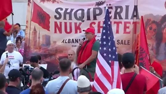Emigranti shqiptar në protestë: Ta rrëzojmë Ramën brenda një muaji e ta shpallim non grata, të bllokojmë aeroportet e portet